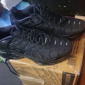 Nike Men's Black Mesh Lace-Up Sneakers